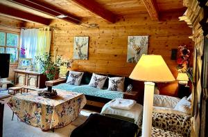 a living room with a couch and a table at Weil ich es mir wert bin in Seehausen am Staffelsee