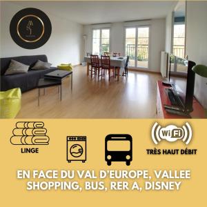 セリにあるCosy Appartement - Val d'Europe - Vallée Shopping - Disneyのソファのあるリビングルームとダイニングルーム