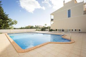a swimming pool in front of a building at Villa Nascente Balaia in Branqueira