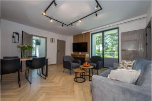 una sala de estar con un sofá y una mesa en Rozewska 30, en Jastrzębia Góra
