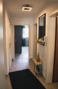 a room with a hallway with a door and a table at AllgäuBrise in Sonthofen
