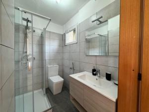 ein Badezimmer mit Toilette, Waschbecken und Dusche in der Unterkunft Sormano Apartments - THE V Collection in Sormano + 65 Fotos