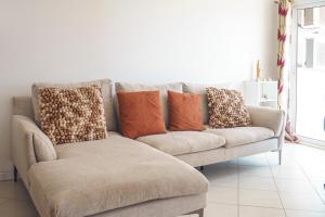 Ảnh trong thư viện ảnh của 2 bdr cozy beachside apartment, Copacabana - LCGR ở Mindelo