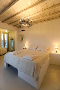 Gallery image of Magnificent Mykonos Apartment Apartment Nexus 2 Bedrooms Private Terrace With Jacuzzi Outdoor Dining Area & Bbq Kalafatis in Kalafatis