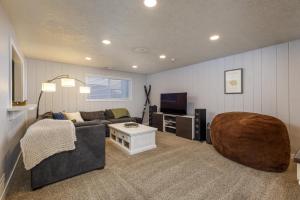 una sala de estar con un sofá y una mesa en Cottonwood, en Cottonwood Heights