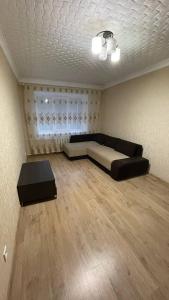 Una habitación con una cama y una mesa dentro. en Ed's Vacation Home, en Riga