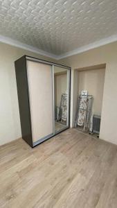 una habitación vacía con una gran puerta corredera de cristal en Ed's Vacation Home, en Riga