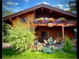 une maison avec un balcon fleuri dans l'établissement Weil ich es mir wert bin, à Seehausen am Staffelsee