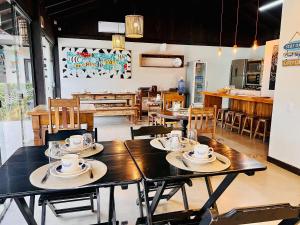 Restoran atau tempat lain untuk makan di Pousada Rosa 08 - Café da manhã Gourmet, Suítes com Banheira a 150m do Centrinho da Praia do Rosa