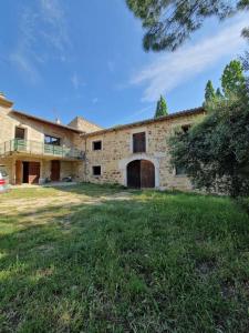 una gran casa de ladrillo con garaje en un patio en superbe logement privatif à côté de la via Rhona, en Charmes-sur-Rhône 4 fotos más