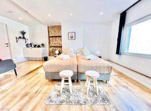 哈瑟尔特Logies by Suzan的一间卧室配有一张床和两张凳子