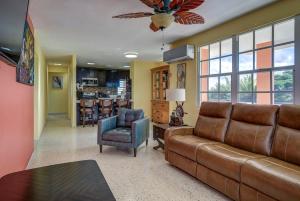 un soggiorno con un divano e una sedia di Villa Marbella - Ocean Views & Private Pool a Luquillo