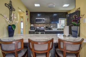 una cucina con un grande tavolo in marmo e sedie di Villa Marbella - Ocean Views & Private Pool a Luquillo