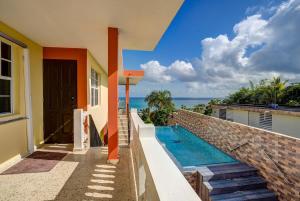 una casa con piscina e oceano di Villa Marbella - Ocean Views & Private Pool a Luquillo