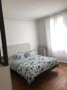 A bed or beds in a room at Studio cosy très bien situé Még 2 kép