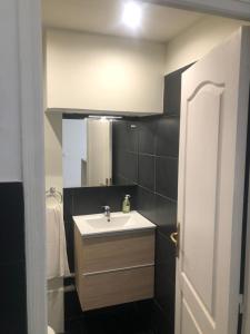 A bathroom at Studio cosy très bien situé