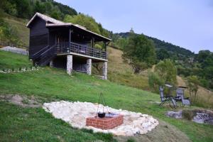 默古拉Magura Rustic Tiny House的山丘上一所房子,堆着岩石