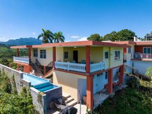 une maison au sommet d'une colline dans l'établissement 2 Ocean View Villas with Private Pool, à Luquillo