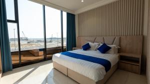 a bedroom with a large bed with blue pillows at دار الرياض للشقق المخدومة بالخبر 2 in Al Khobar +37 photos