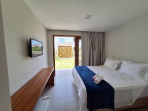una camera da letto con un letto con una coperta blu di Pousada Oasis dos Ventos - São Miguel do Gostoso a São Miguel do Gostoso Altre 15 foto
