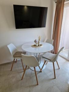 Televízia a/alebo spoločenská miestnosť v ubytovaní Lavanda Centar Makarska