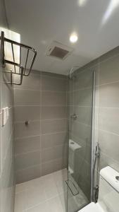 a bathroom with a shower with a glass door at فندق كنان العزيزية Kinan Al Aziziyah Hotel in Mecca +69 photos