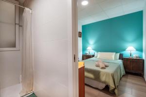 Postel nebo postele na pokoji v ubytování Mirador 1 del Mercado Central - habitacion con baño privado en el centro de la Ciudad Vella