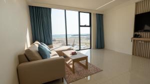 a living room with a couch and a table at دار الرياض للشقق المخدومة بالخبر 2 in Al Khobar