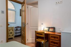 Postel nebo postele na pokoji v ubytování Mirador 1 del Mercado Central - habitacion con baño privado en el centro de la Ciudad Vella