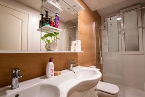 Koupelna v ubytování Mirador 1 del Mercado Central - habitacion con baño privado en el centro de la Ciudad Vella
