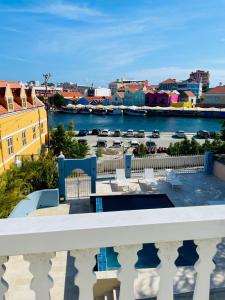 Výhled na řeku, která protéká v blízkosti hotelu