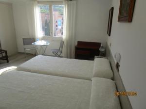 A bed or beds in a room at Hotel Apartaments Gesòria Porta Ferrada