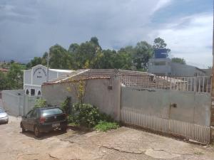 a car parked in a parking lot next to a fence at Apto 10 preço acessível in Brasília