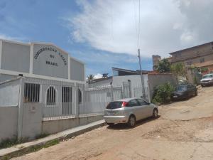 a silver car parked in front of a building at Apto 10 preço acessível in Brasília