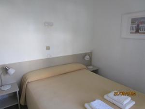 A bed or beds in a room at Hotel Apartaments Gesòria Porta Ferrada