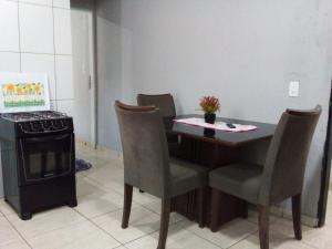 a kitchen with a table and chairs and a stove at Apto 10 preço acessível in Brasília
