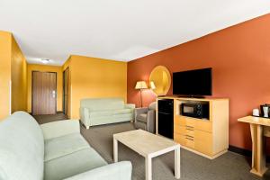 a living room with a couch and a tv at Best Western Paducah Inn in Paducah