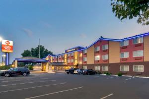 a hotel with cars parked in a parking lot at Best Western Plus Yakima Hotel in Yakima