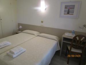 A bed or beds in a room at Hotel Apartaments Gesòria Porta Ferrada