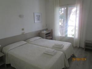 A bed or beds in a room at Hotel Apartaments Gesòria Porta Ferrada