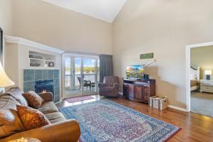 Una sala de estar con un sofá y una chimenea. en Lakeside Lookout, en Sunrise Beach