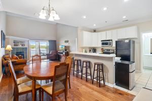 Una cocina y una sala de estar con mesa y sillas. en Lakeside Lookout, en Sunrise Beach