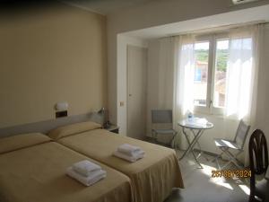 A bed or beds in a room at Hotel Apartaments Gesòria Porta Ferrada
