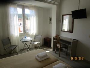 A bed or beds in a room at Hotel Apartaments Gesòria Porta Ferrada