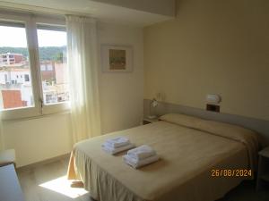 A bed or beds in a room at Hotel Apartaments Gesòria Porta Ferrada