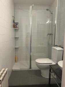Un baño con ducha, inodoro y lavabo. en Leon, en Barcelona