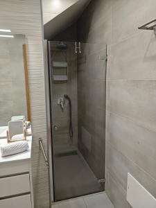 een douche met een glazen deur in een badkamer bij The Old Town House by Freetimealgarve in Faro