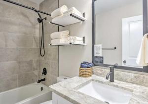 フォート・ウォルトン・ビーチにあるOcean City Oasis 2 mi to Beach Family Friendlyの洗面台、浴槽、鏡のあるバスルーム +17枚の写真