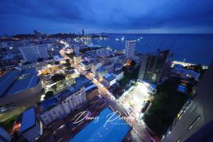 Blick auf die Stadt in der Nacht mit Lichtern in der Unterkunft Luxury Edge Seaview Apartment in Pattaya South + 53 Fotos