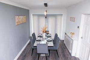 Χώρος καθιστικού στο 3 Bedroom House Manchester with en-suite Free Wifi and Parking